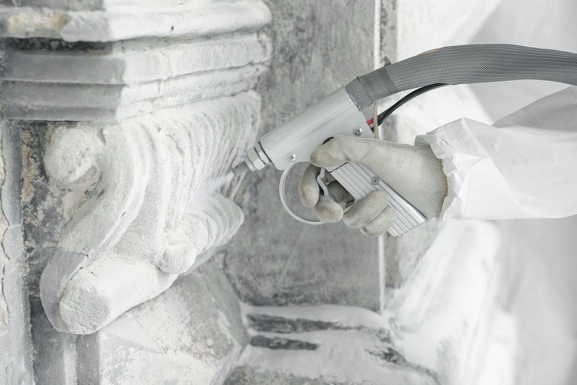 Sablage d'une façade avec des moulures décoratives