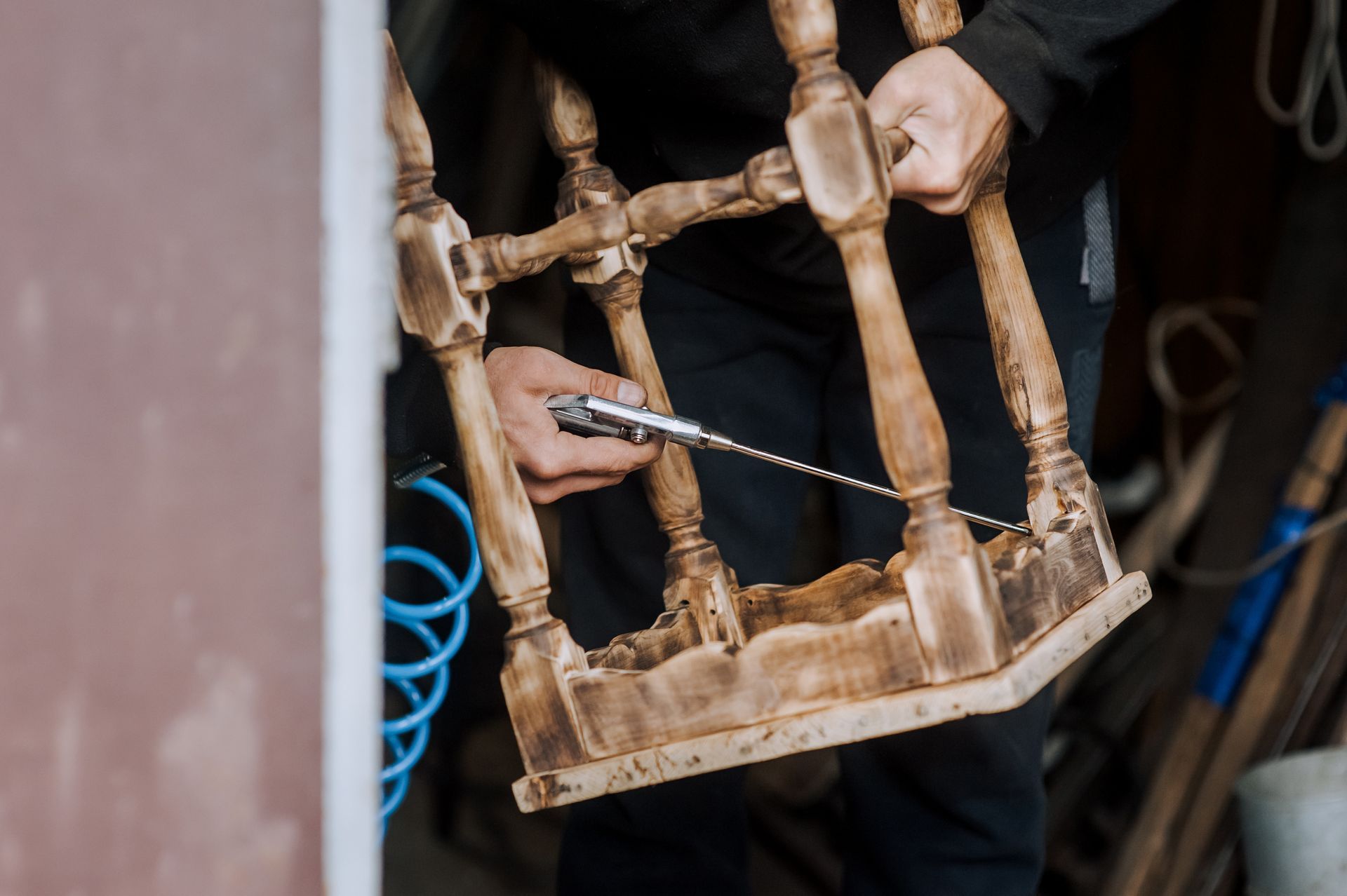 Sablage d'un tabouret en bois