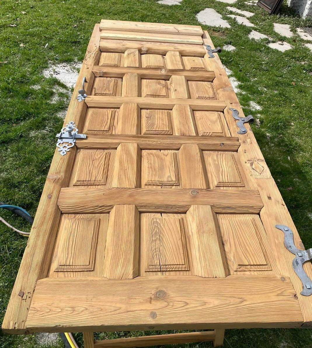 Une porte en bois après sablage