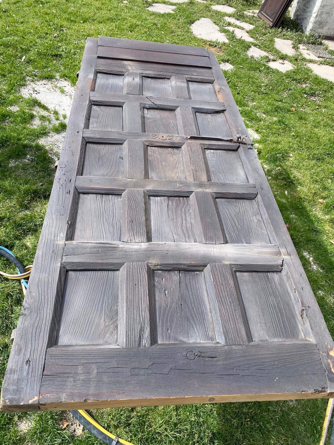 Une porte en bois avant sablage
