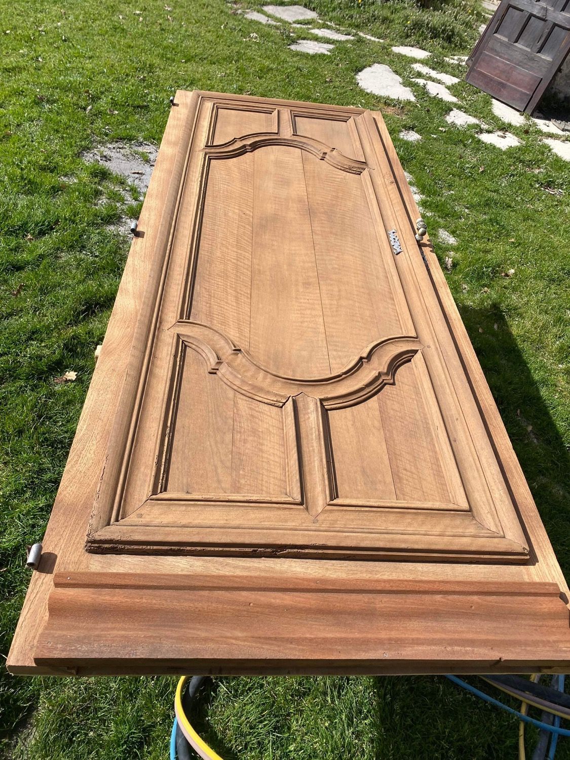 Une porte en bois après décapage