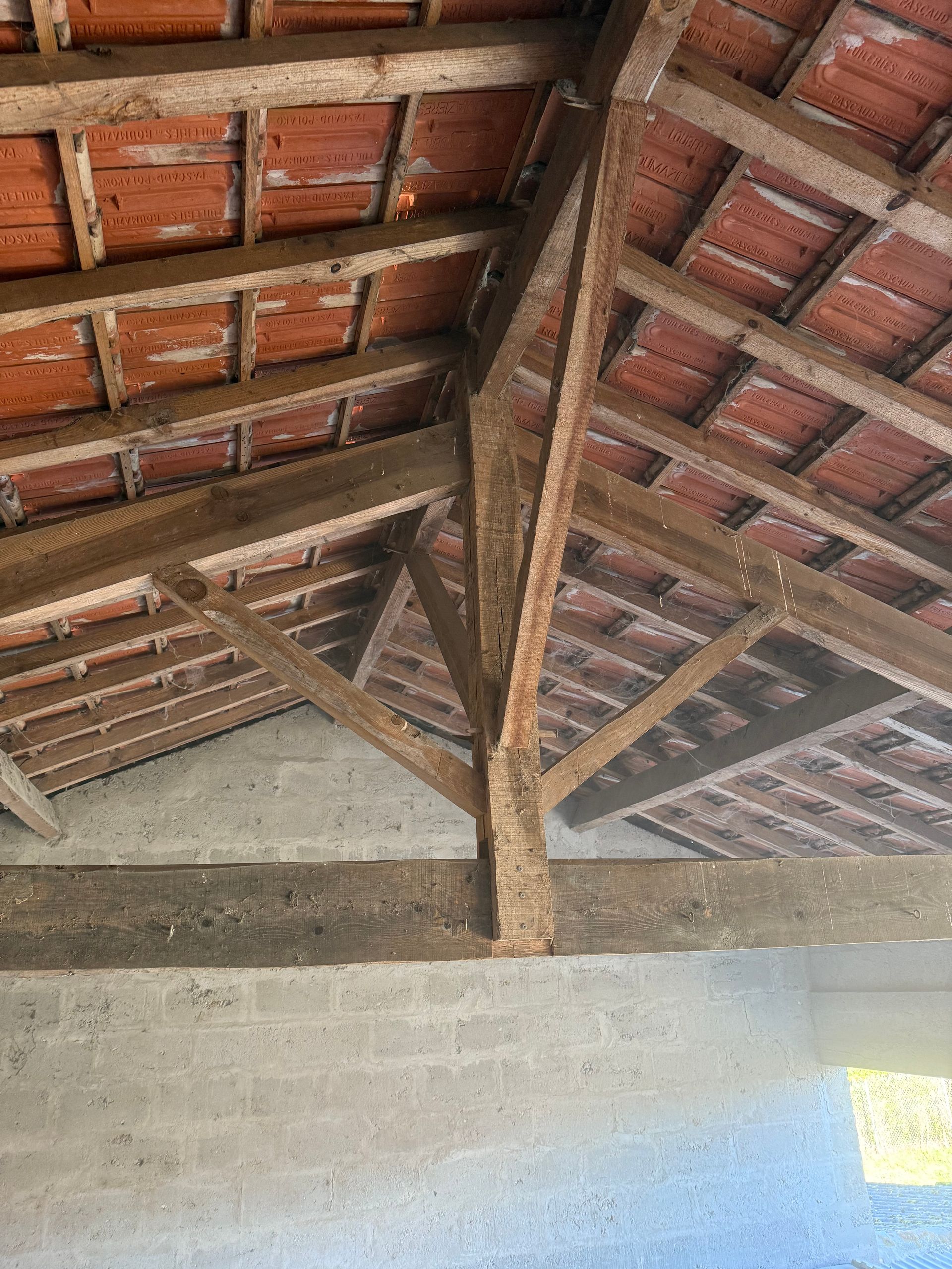 Une charpente avant sablage