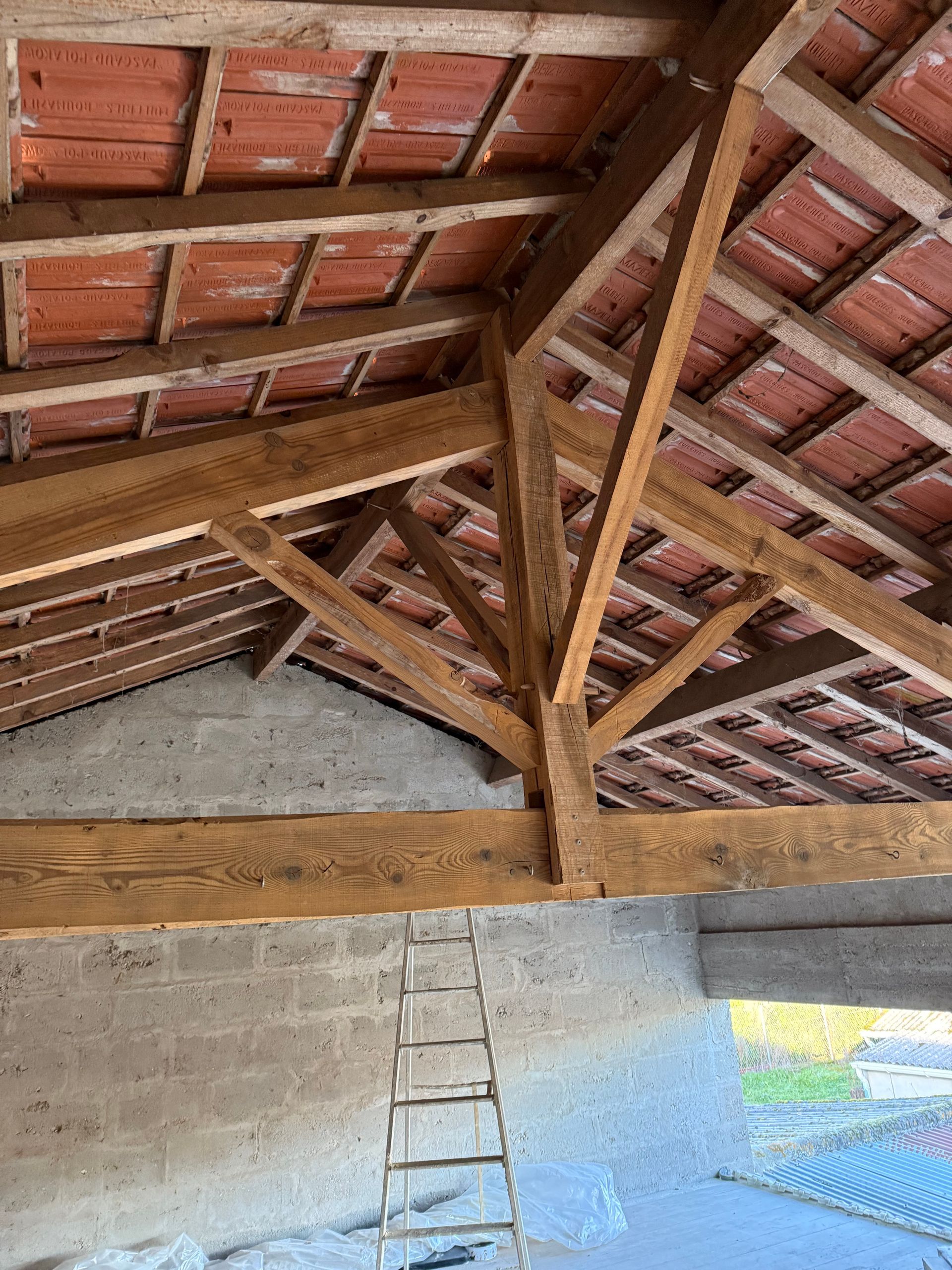 Une charpente sablée