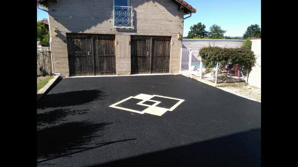 Enrobé devant un garage