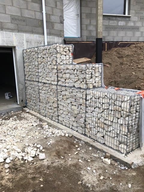 Blocs de gabions à côté d'un garage
