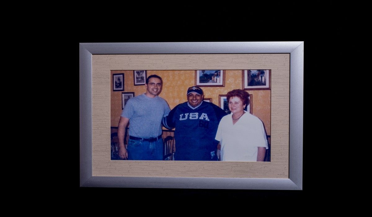 Una foto enmarcada de un hombre con una camiseta de Estados Unidos.