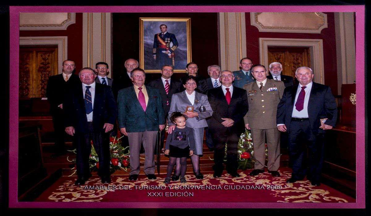 Un grupo de hombres con traje y corbata posan para una fotografía.