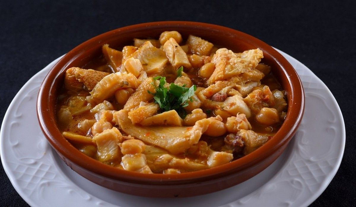 Un tazón de comida está en un plato blanco