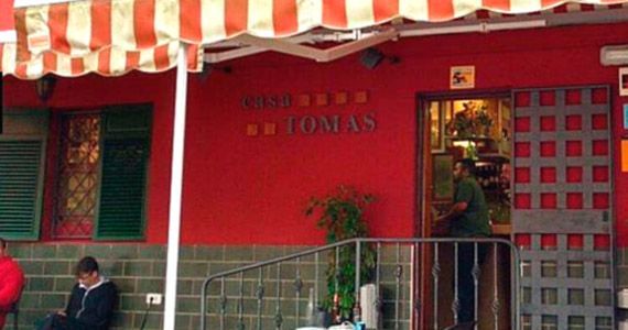 Un edificio rojo con la palabra Tomas en él.