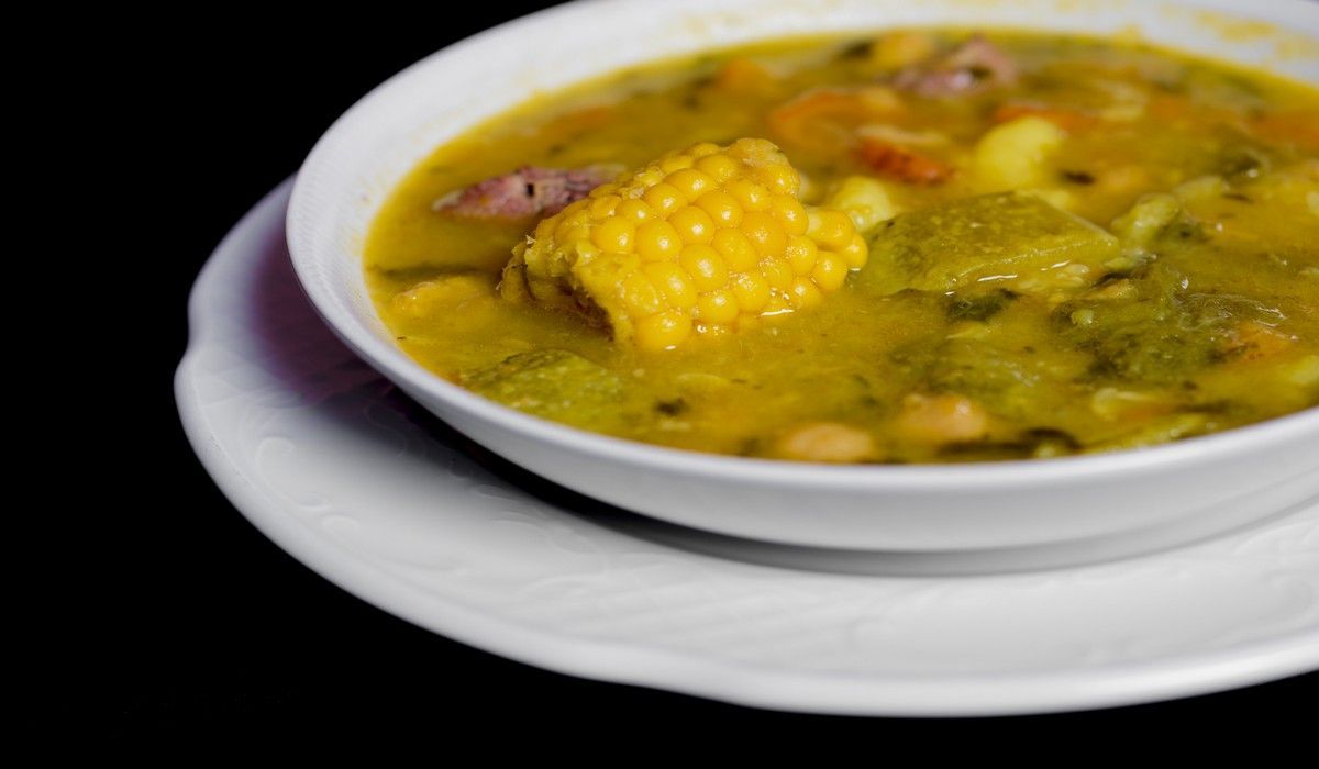 Un tazón de sopa con mazorcas de maíz