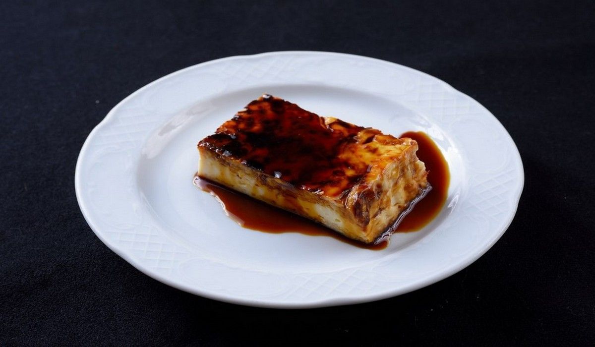 Un plato blanco con un trozo de pastel encima.