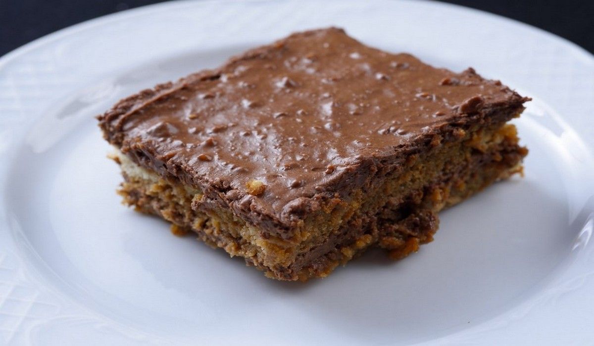 Un trozo de pastel de chocolate en un plato blanco