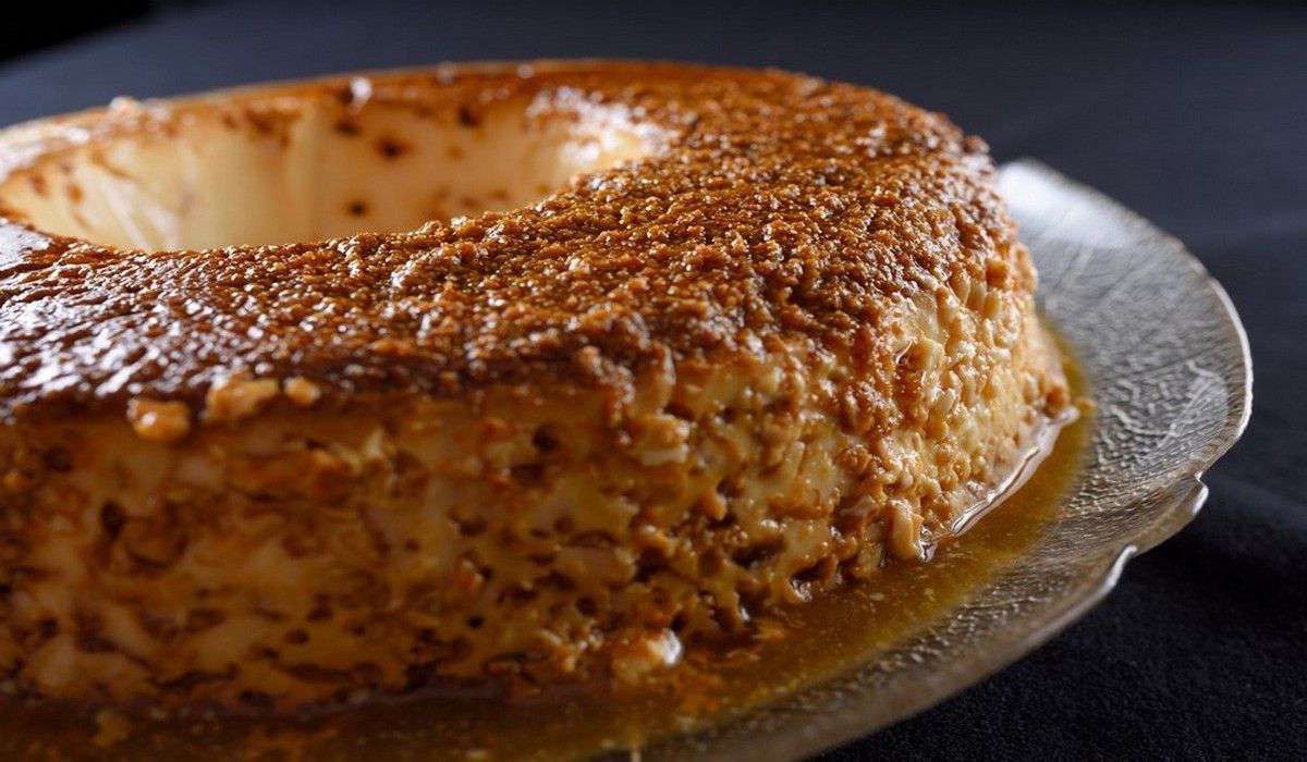 Un primer plano de un pastel en un plato sobre una mesa.