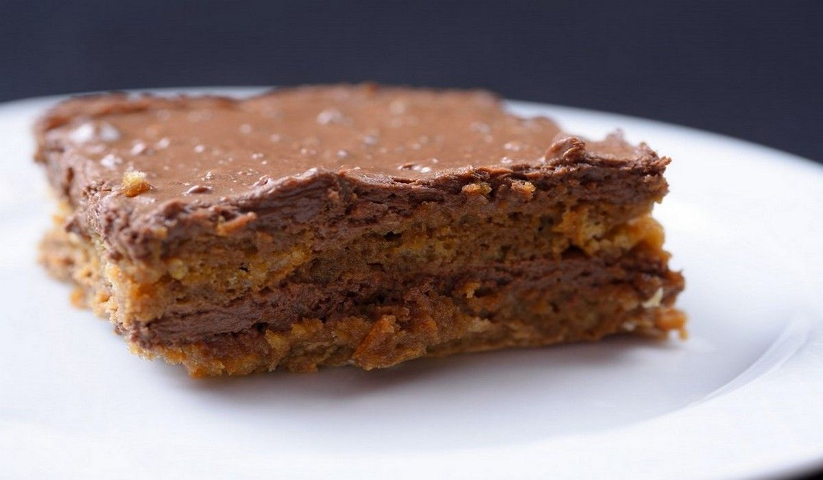 Un trozo de pastel de chocolate en un plato blanco