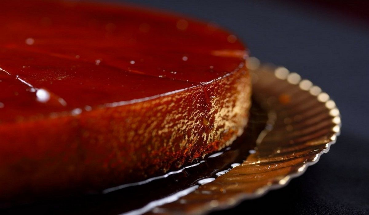 Un primer plano de un pastel en un plato de papel.