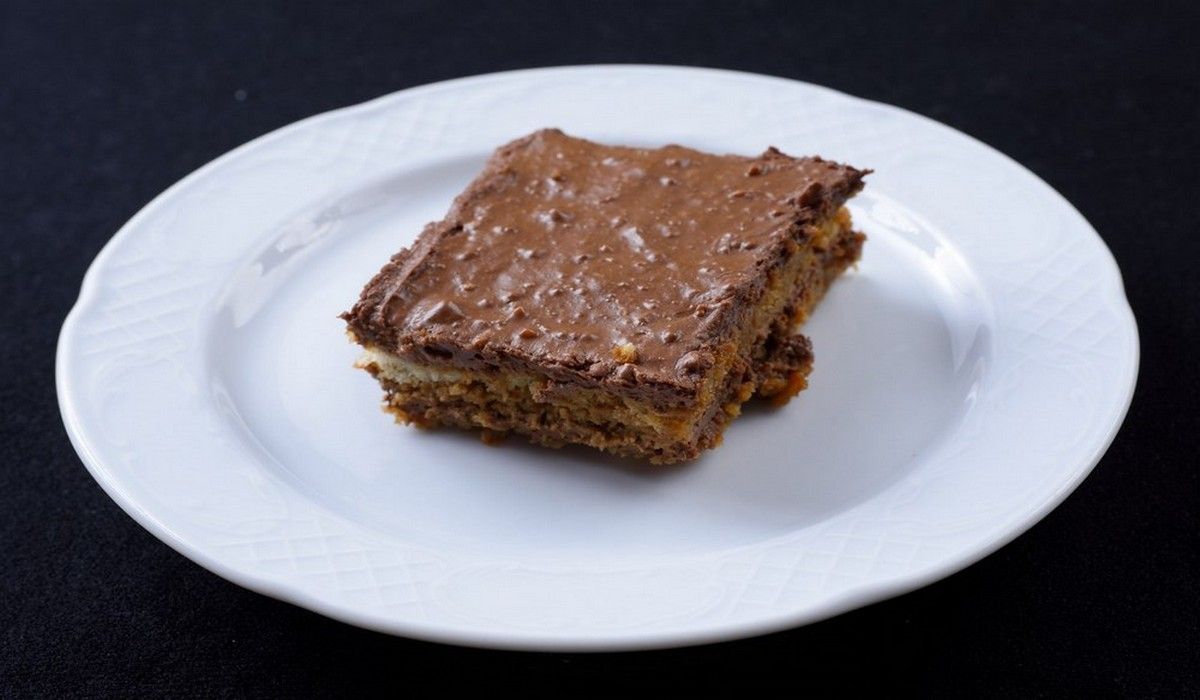 Un trozo de pastel de chocolate en un plato blanco