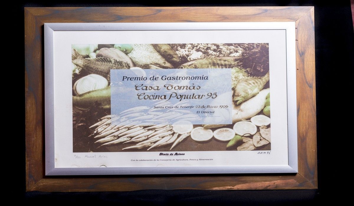 Una imagen enmarcada de verduras en un marco de madera.