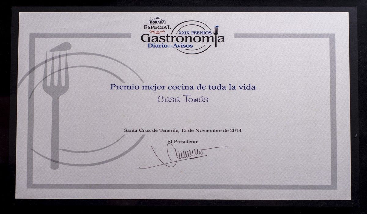 A certificate that says premio mejor cocina de toda la vida