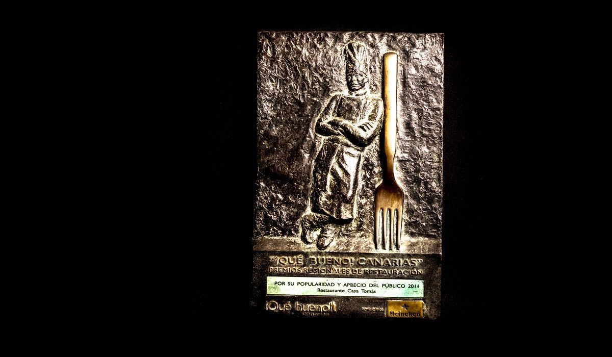 Una fotografía en blanco y negro de un hombre sosteniendo un tenedor.