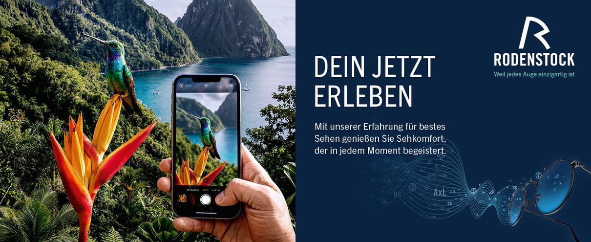 Hand, die ein Smartphone in einem tropischen Wald mit einer roten Blume hält; Rodenstock-Logo und der Text „DEIN JETZT ERLEBEN“ auf einem blauen Banner