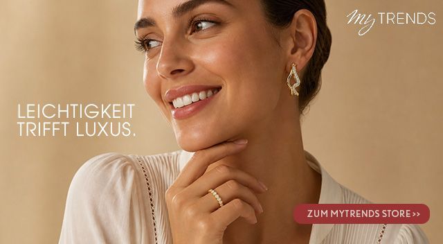 Leichtigkeit trifft Luxus Lächelnde Frau in einer beigen Bluse mit Schmuck, dazu der Schriftzug „Leichtigkeit trifft Luxus“ sowie ein Button zum MyTrends-Shop.