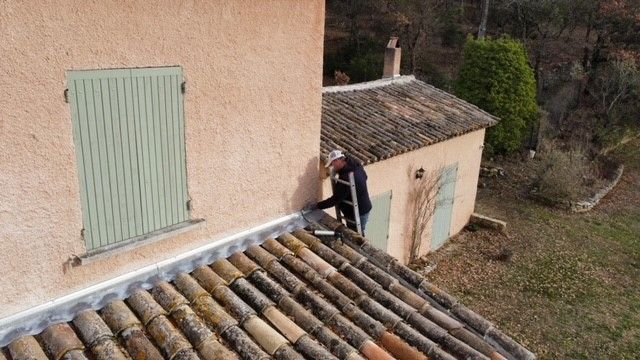 Technicien réparant une toiture