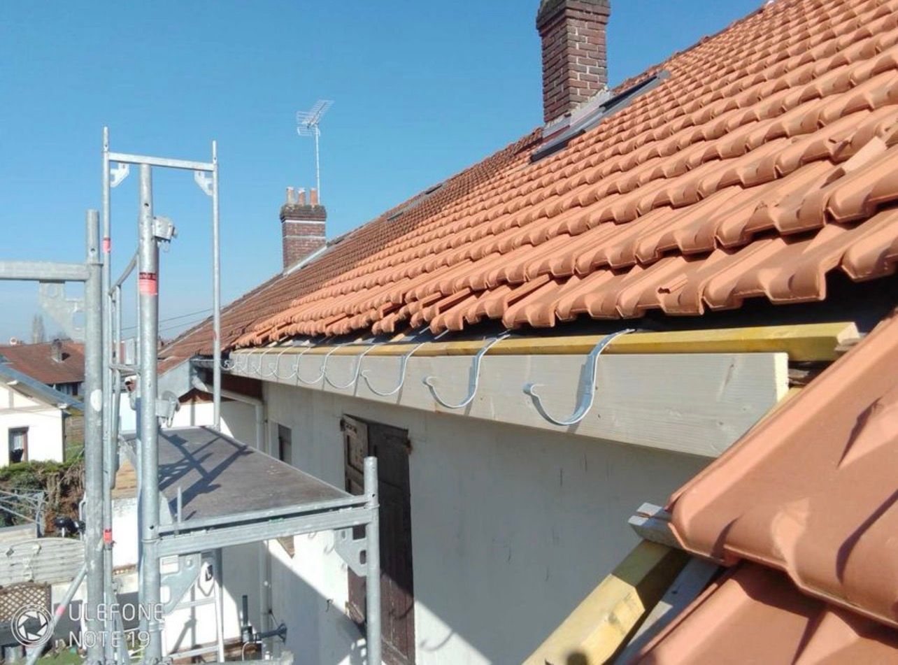 Travaux d'installation de gouttières en zinc