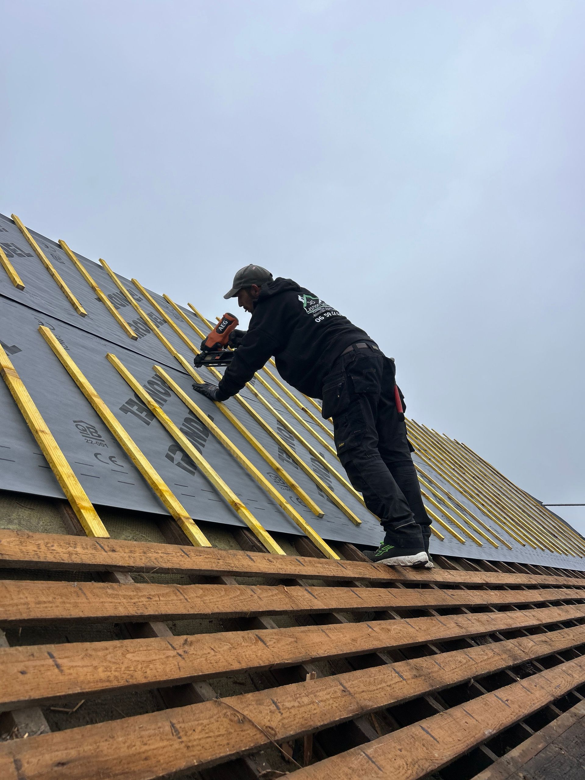 Artisan couvreur réalisant des travaux sur une toiture