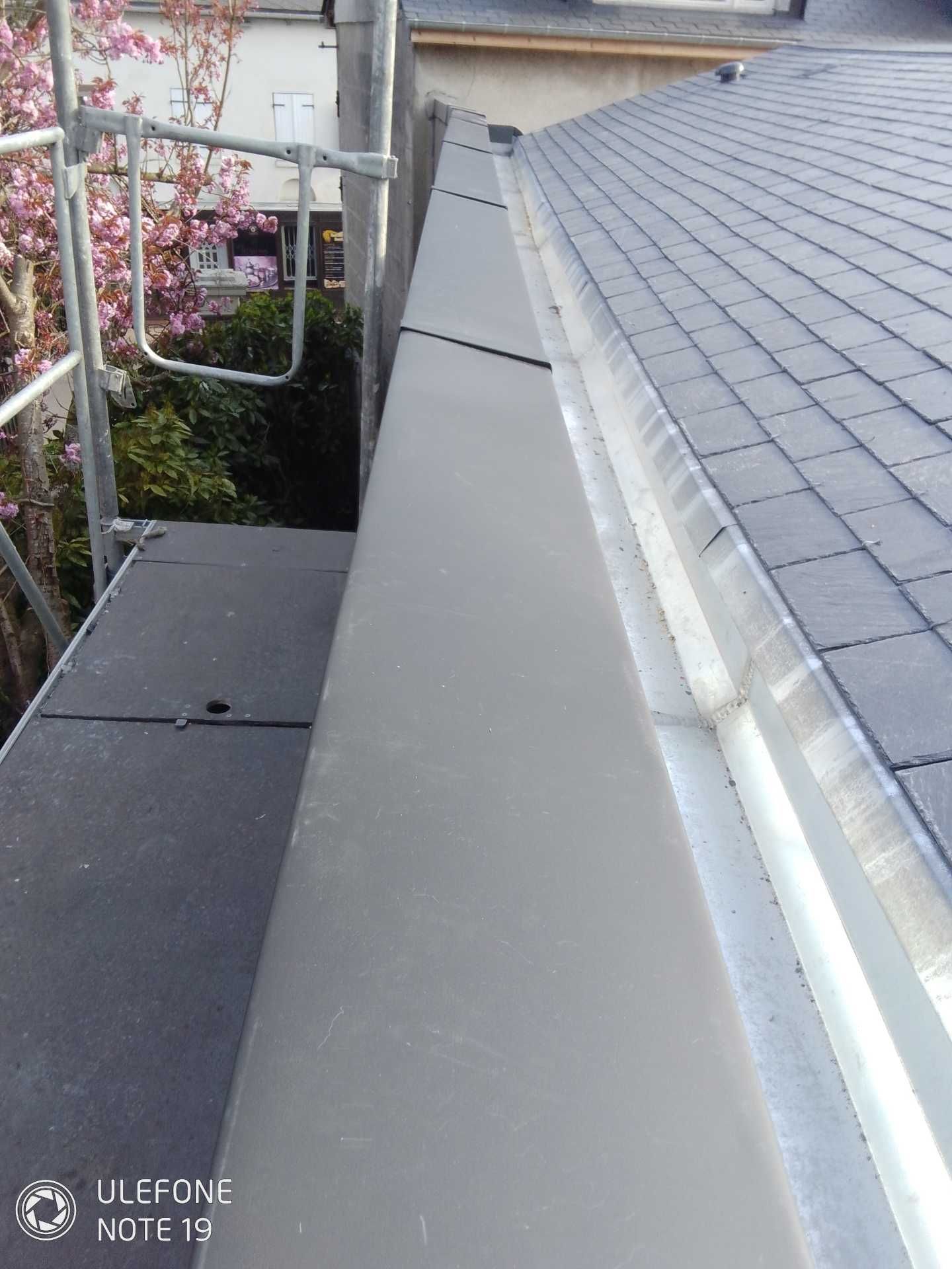 Travaux de zinguerie réalisés sur une toiture en zinc