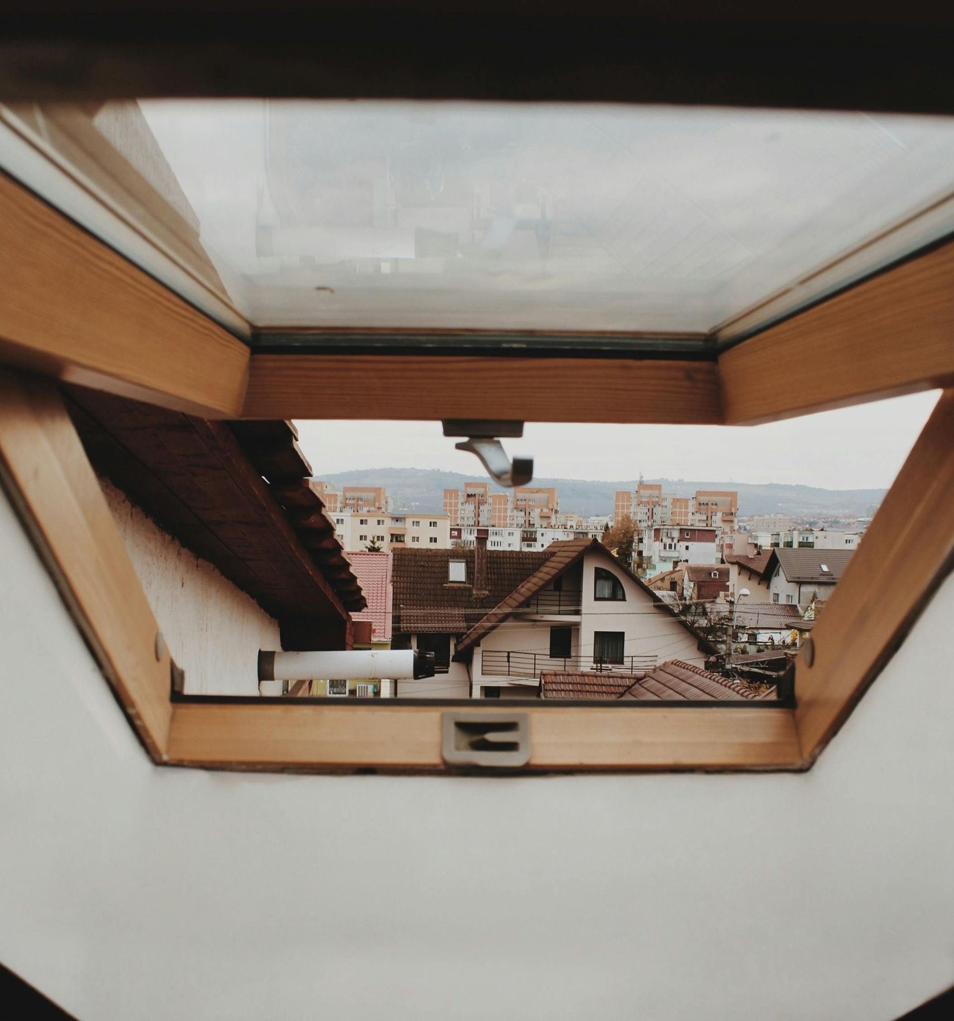 Fenêtre de toit ouverte avec vue sur la ville