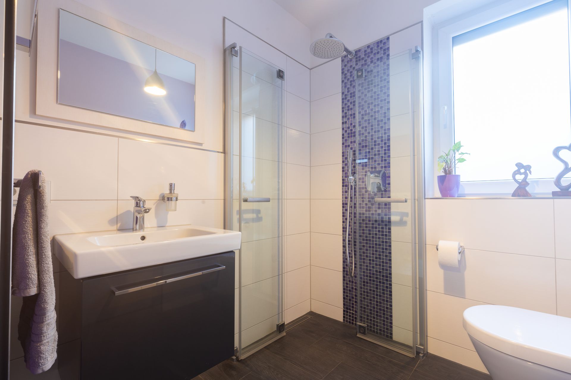 Ein Badezimmer mit Waschbecken, Toilette und Dusche.