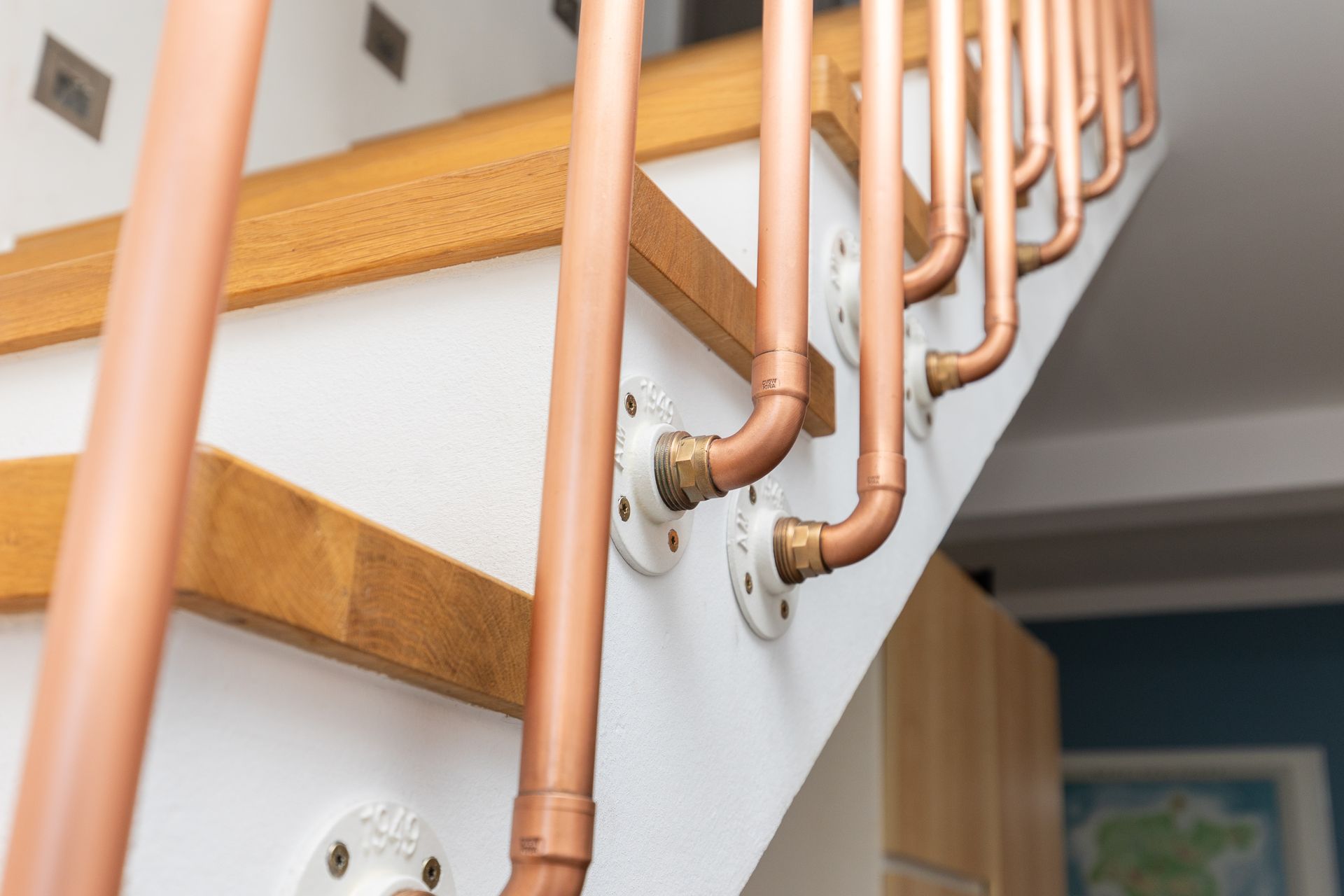 Eine Nahaufnahme einer Treppe mit Kupferrohren darauf