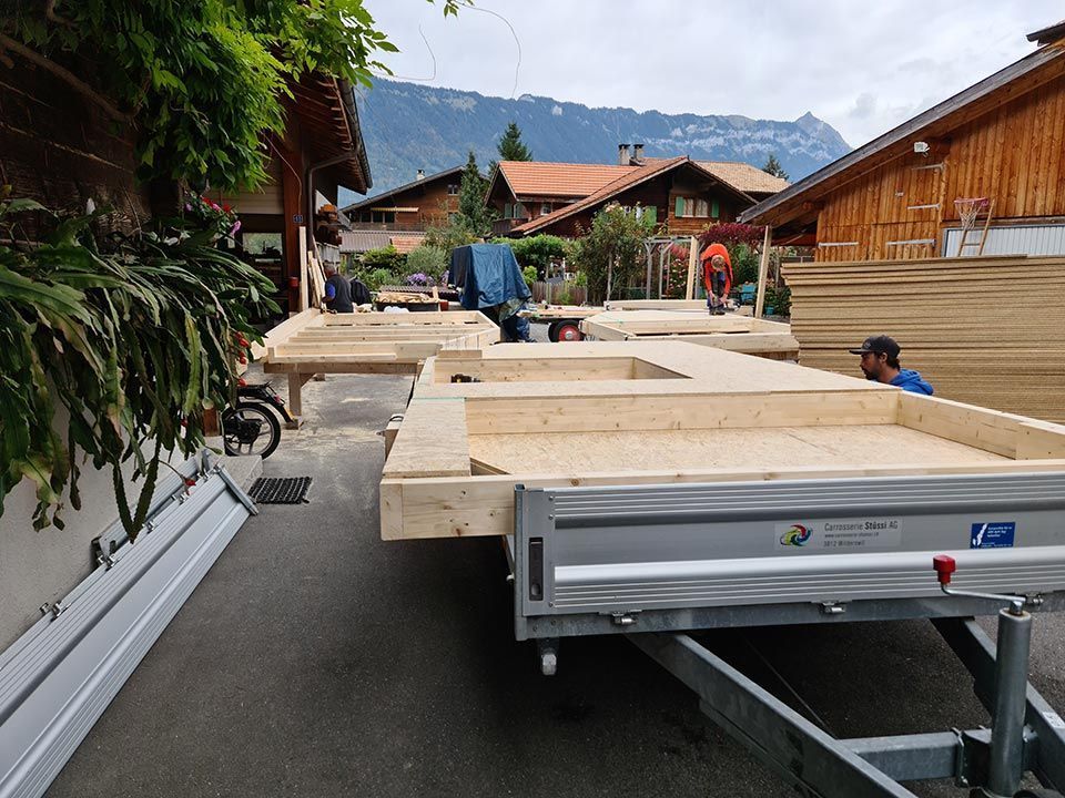 Holzstücke werden transportiert, Holzbau A-Z, A. Zingg-Hänni