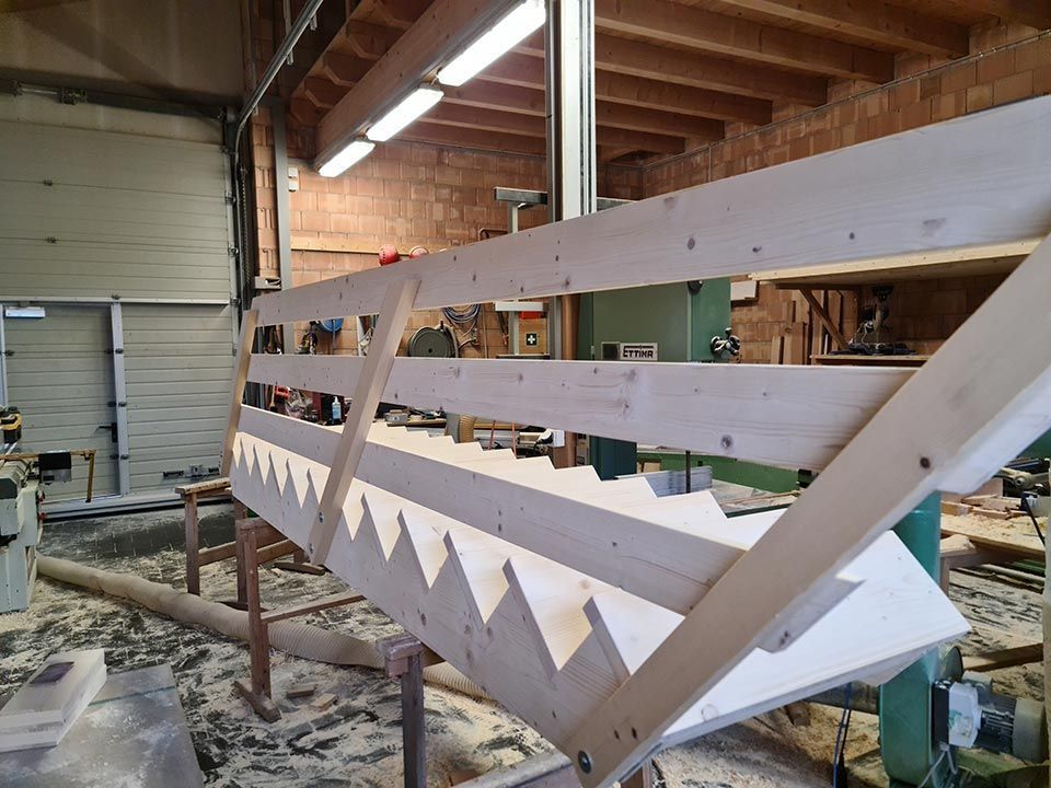 Holztreppe in Konstruktion, Arbeit von Holzbau A-Z, A. Zingg-Hänni