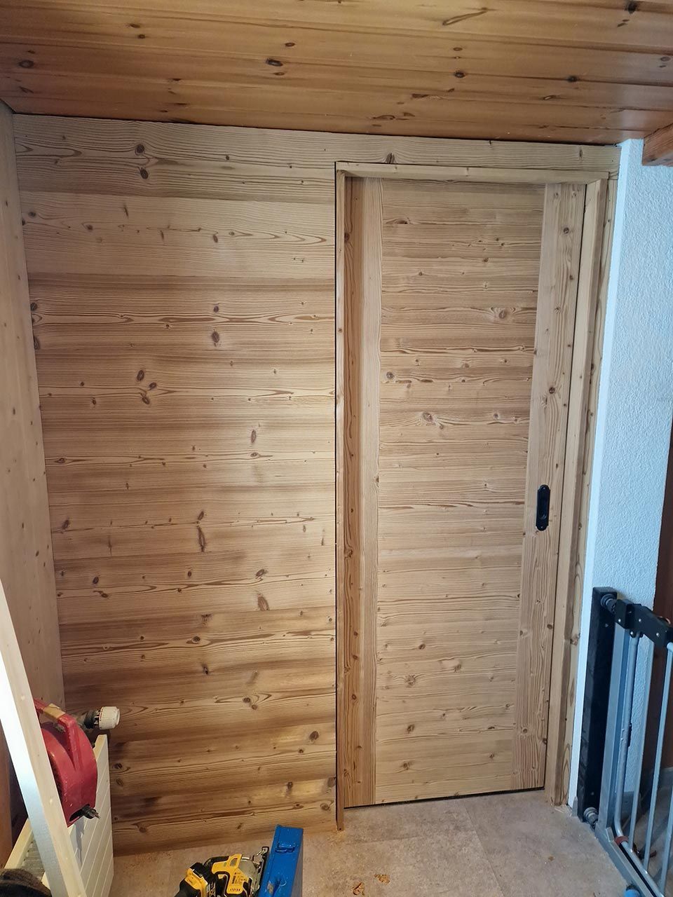 Wand und Tür aus Holz, Arbeit von Holzbau A-Z, A. Zingg-Hänni