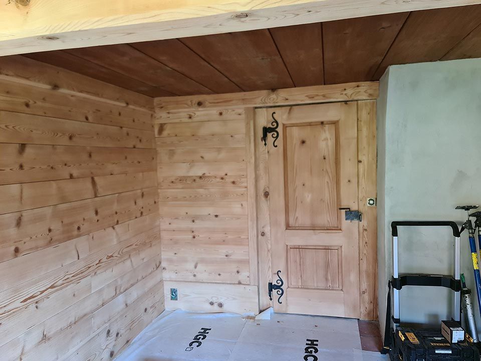 Wand und Tür aus Holz, Arbeit von Holzbau A-Z, A. Zingg-Hänni