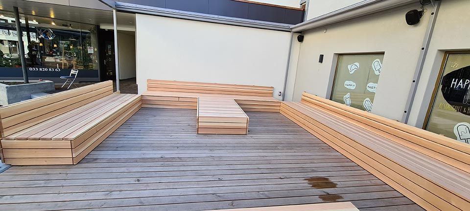 Sitzplätze aus Holz im Aussenbereich, Arbeit von Holzbau A-Z, A. Zingg-Hänni