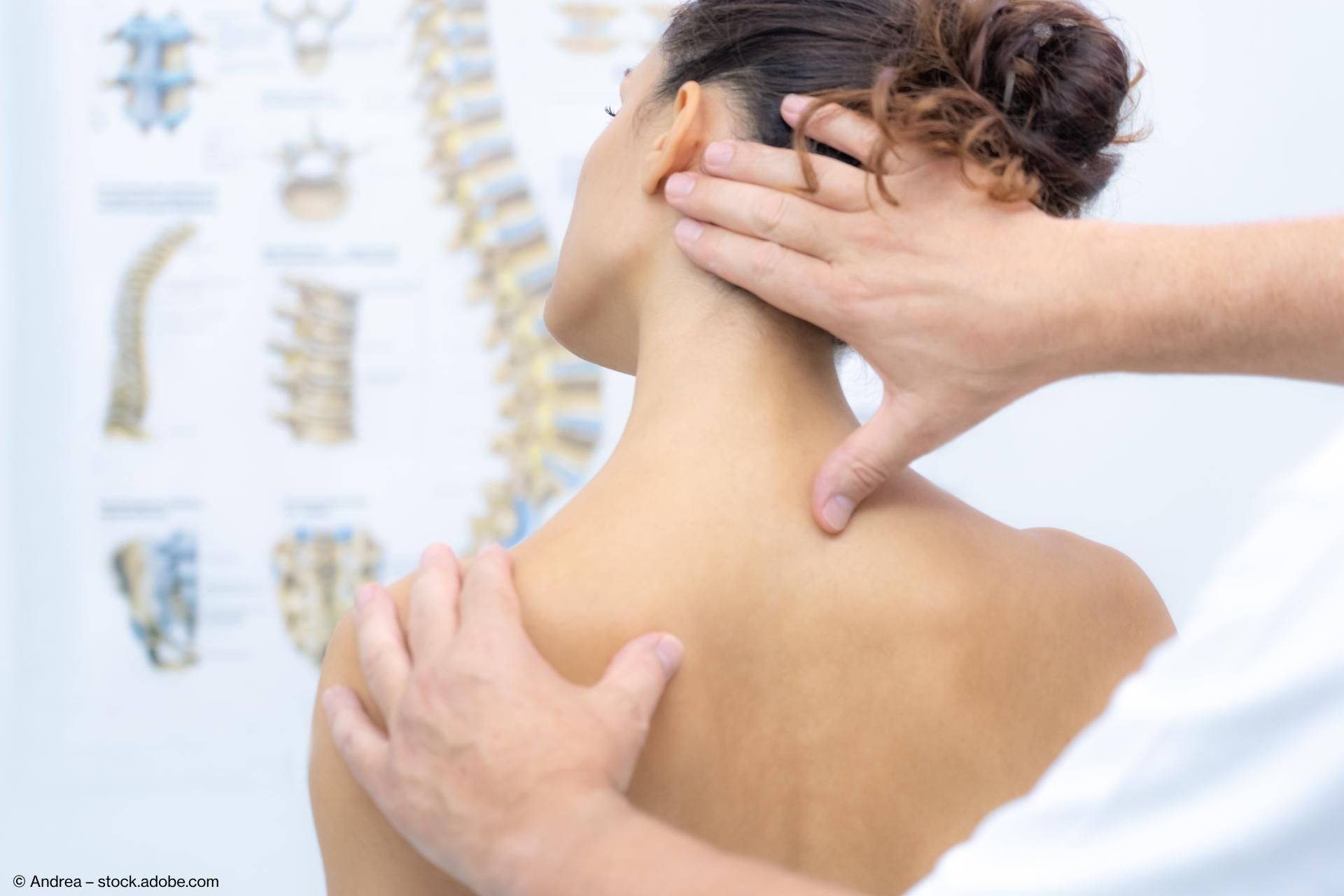 Therapeut führt eine Nackenmassage an einer Patientin durch.