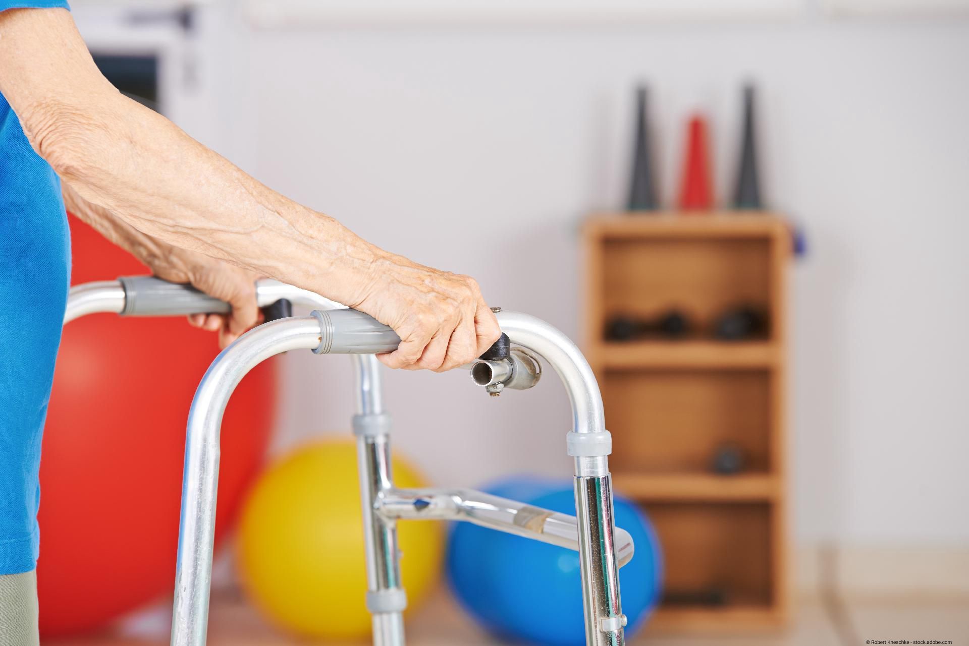 Physiotherapie-Übung mit einer Frau, die auf einem Gymnastikball arbeitet.