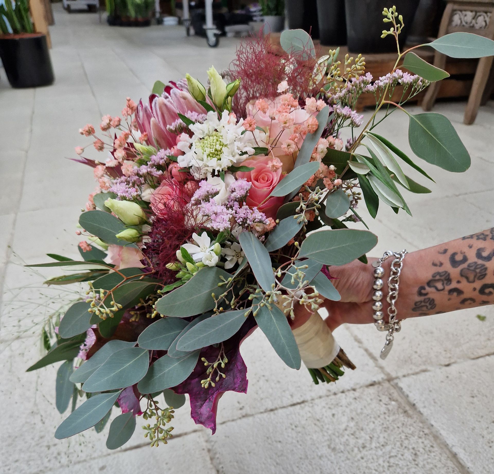 Blumenhof Eymold - verschiedene Blumengestecke und durchsichtige Glaspaneele