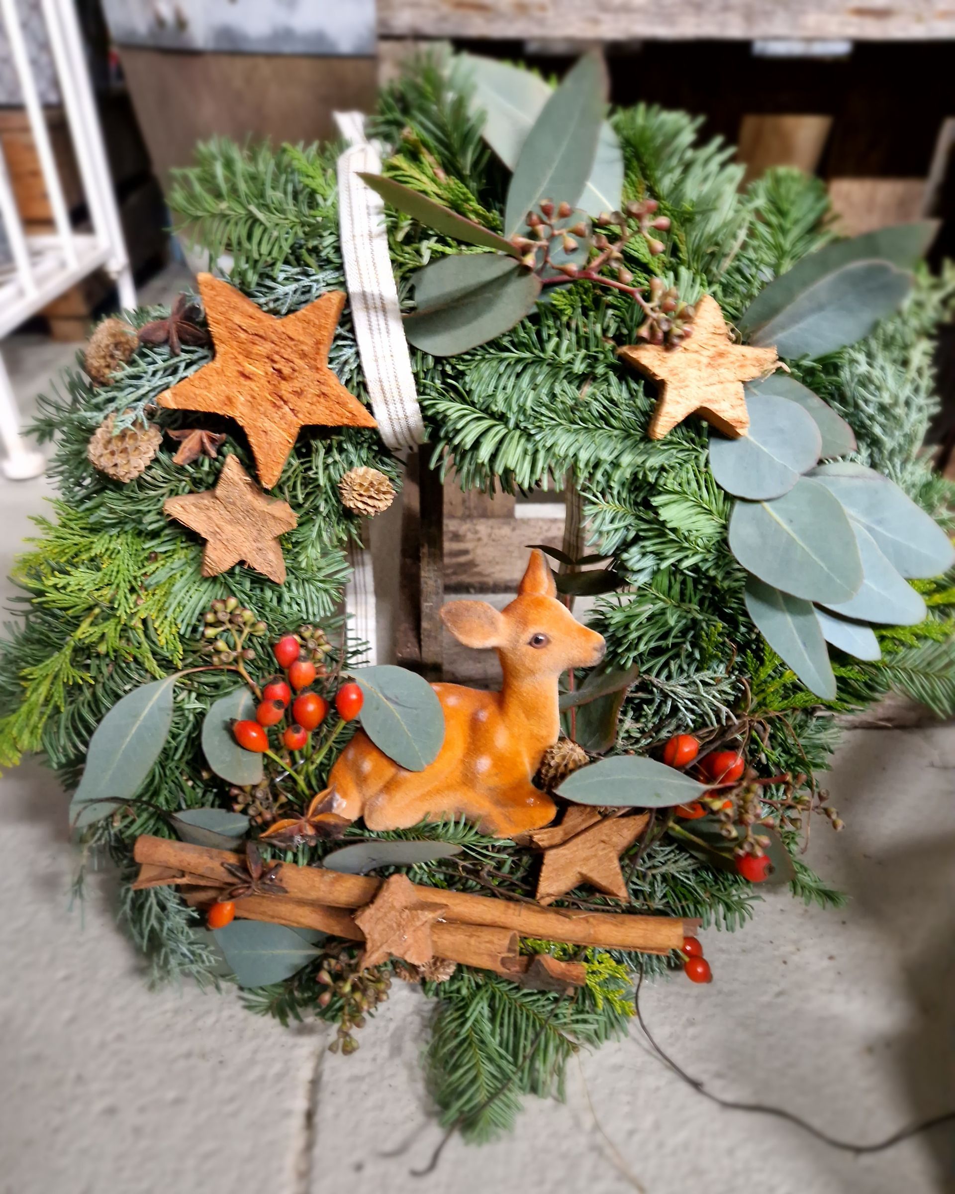 Ein Weihnachtskranz mit einem Hirsch und Sternen darauf