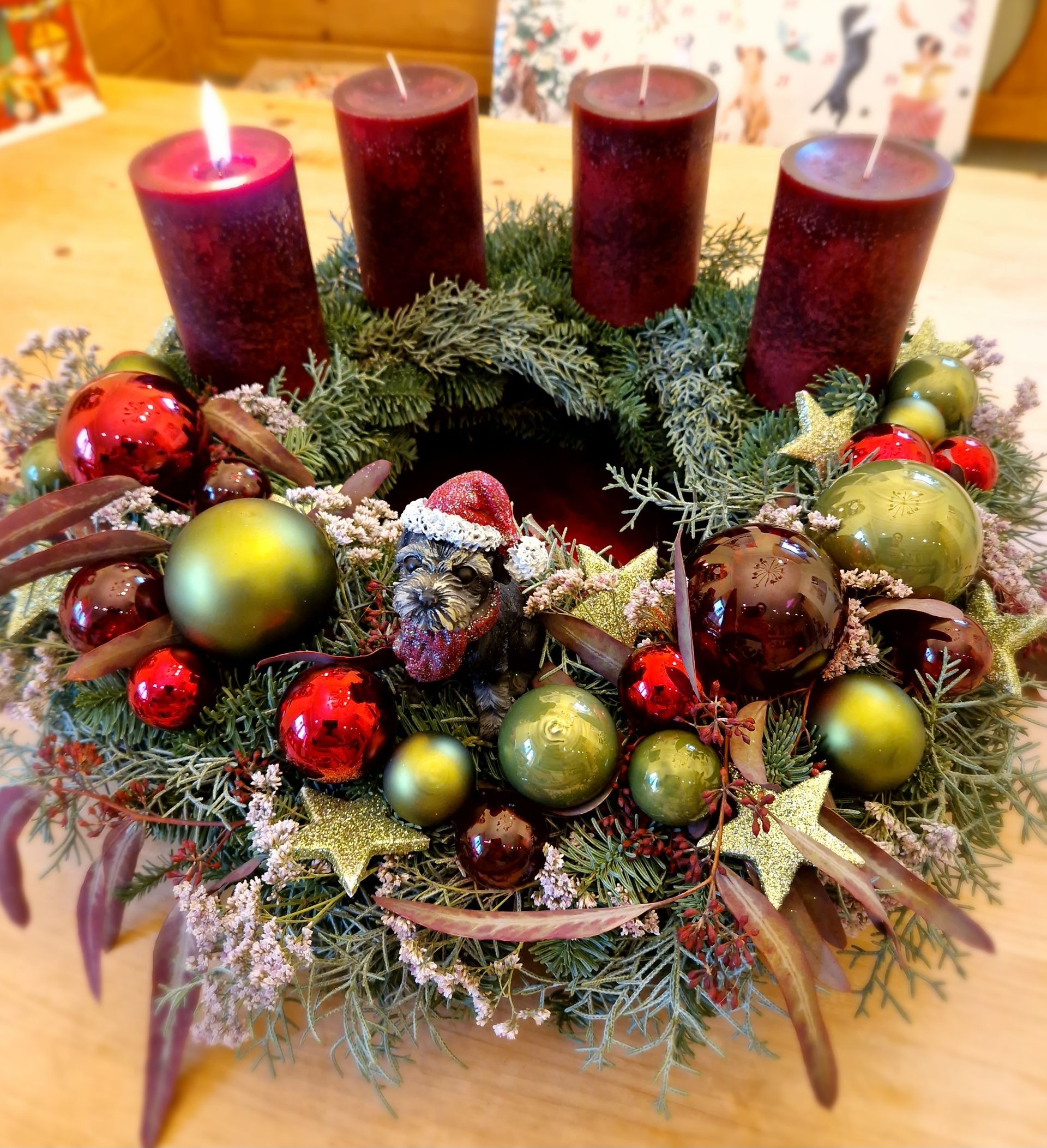 Ein Weihnachtskranz mit Kerzen und Dekorationen auf einem Tisch