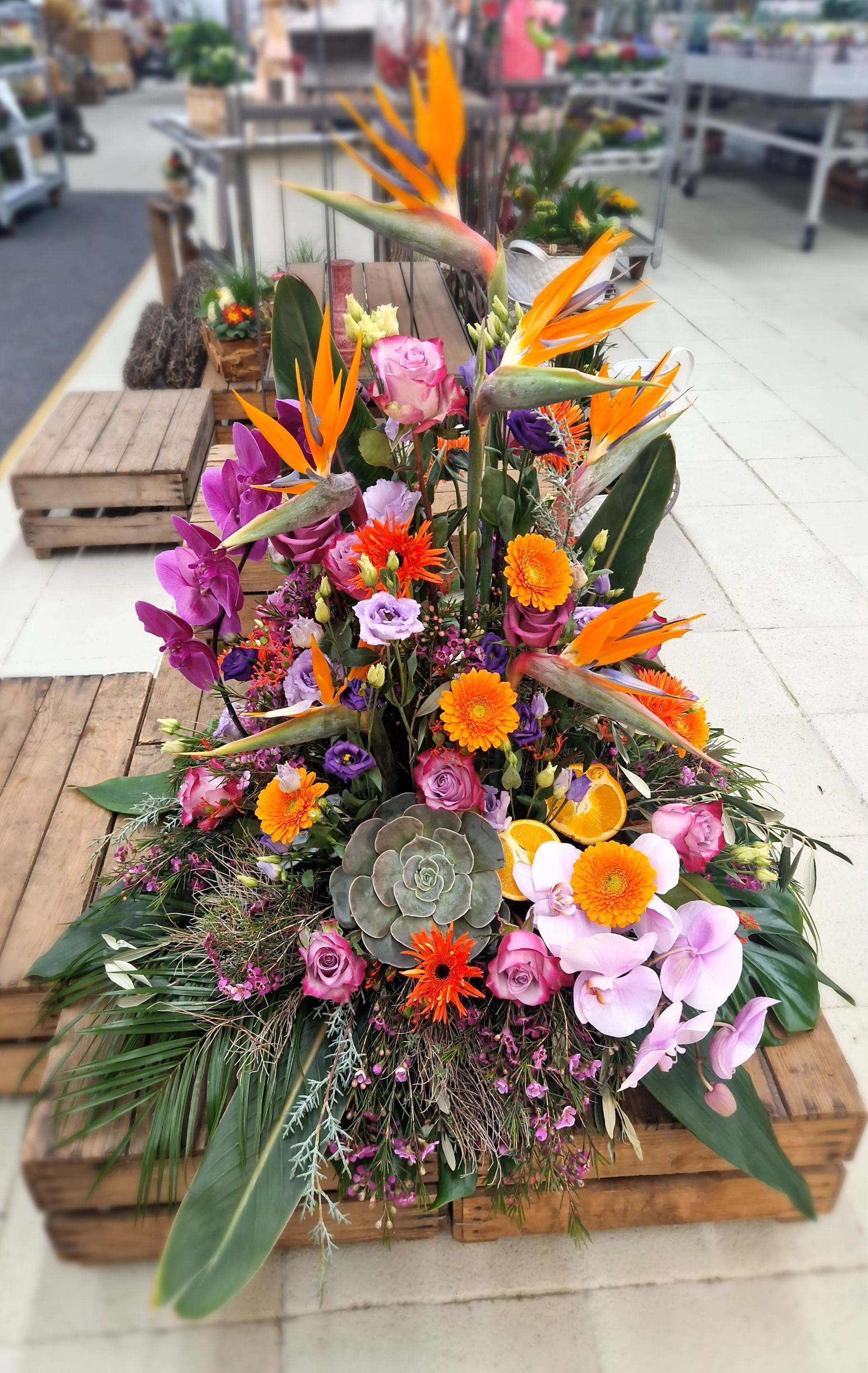 Ein großer Blumenstrauß liegt auf einer Holzkiste.