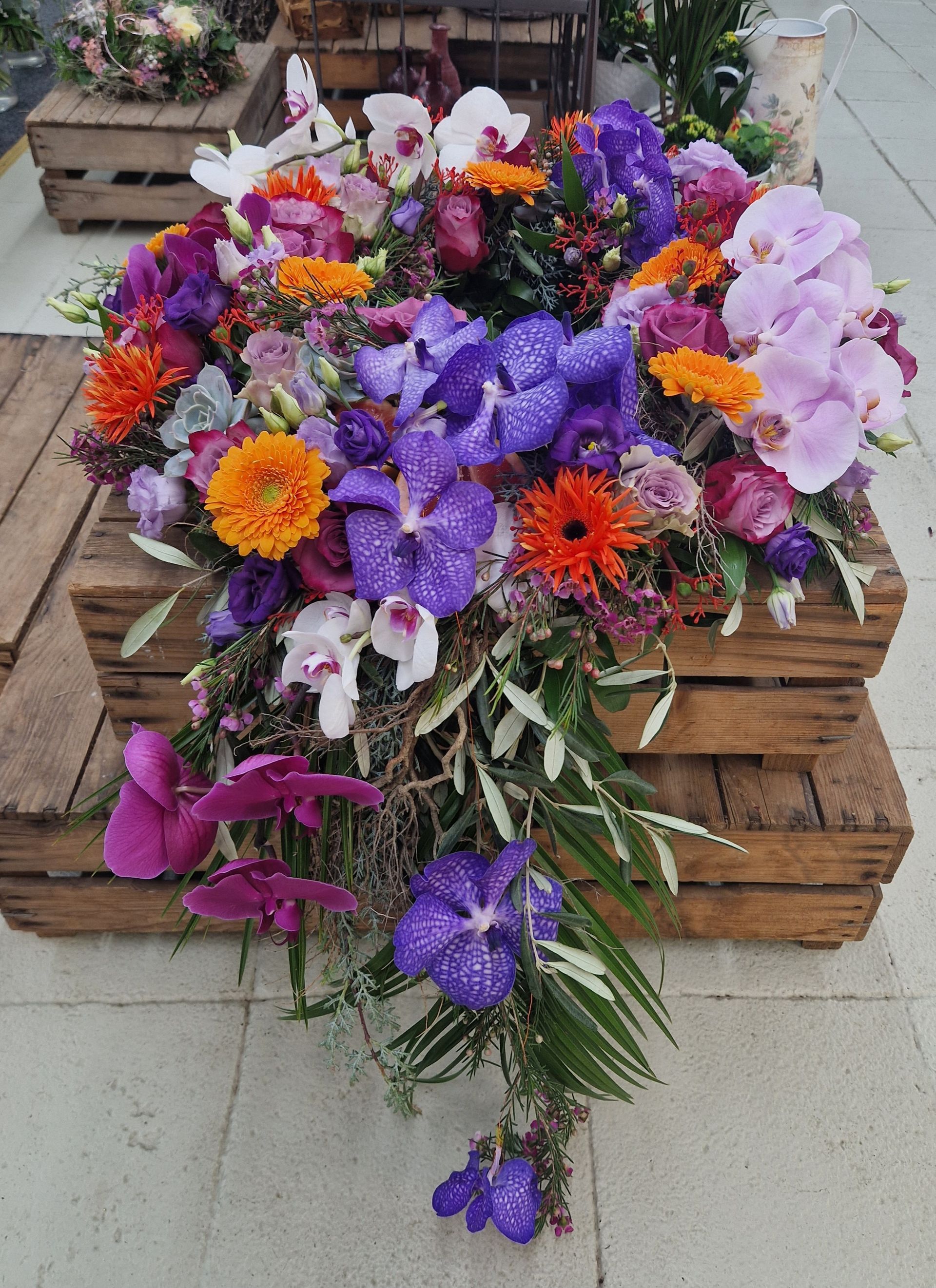 Ein Strauß Blumen steht auf einem Holztisch.