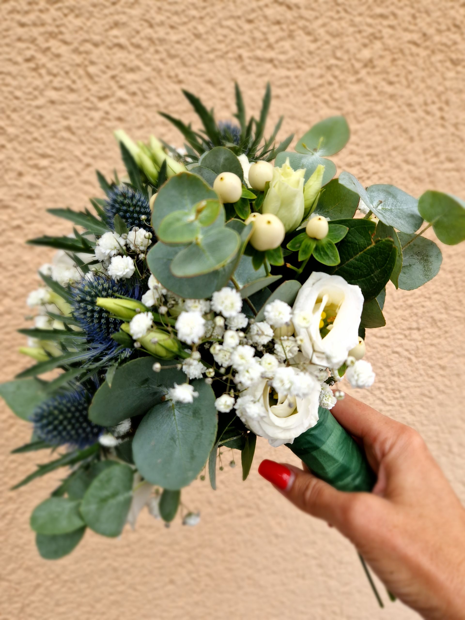 Blumenhof Eymold - Hochzeitspaar unter einem mit Blumen geschmückten Holzrahmen