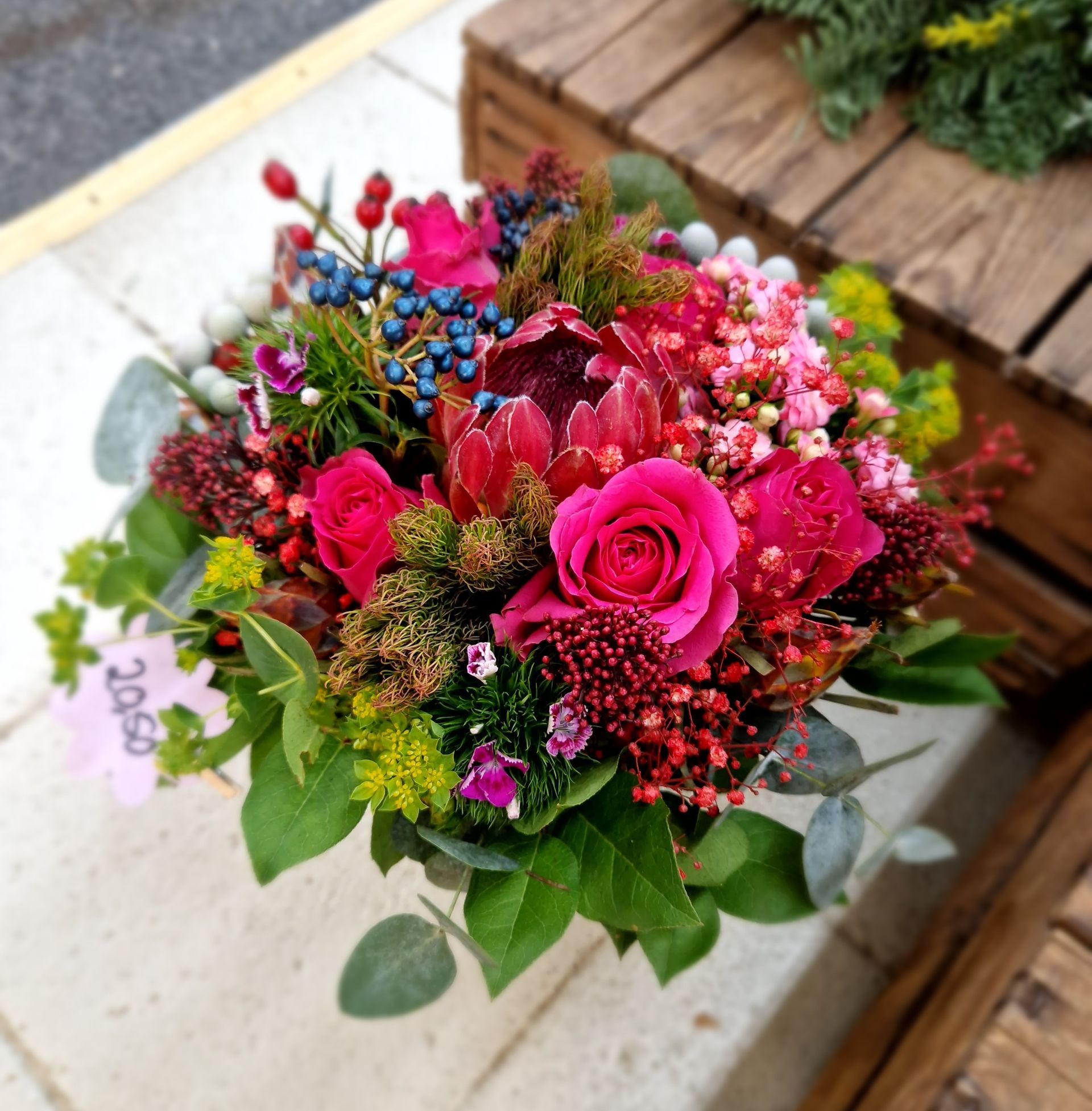 Ein Blumenstrauß mit einem Etikett mit der Aufschrift 2060