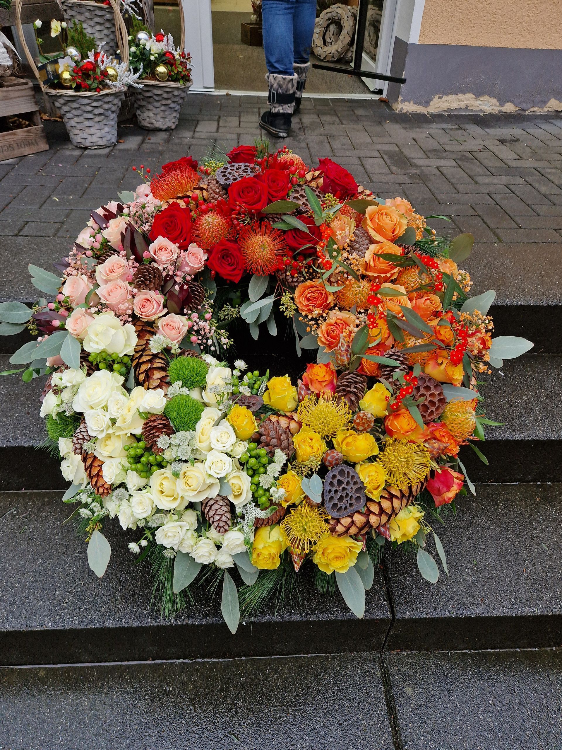 Ein Blumenkranz sitzt auf einer Treppe