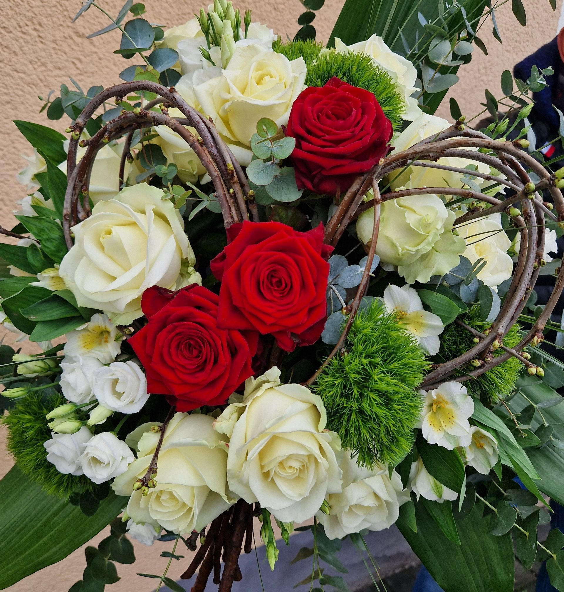 Blumenhof Eymold - Blumenverkäufer stellt ein buntes Bouquet zusammen