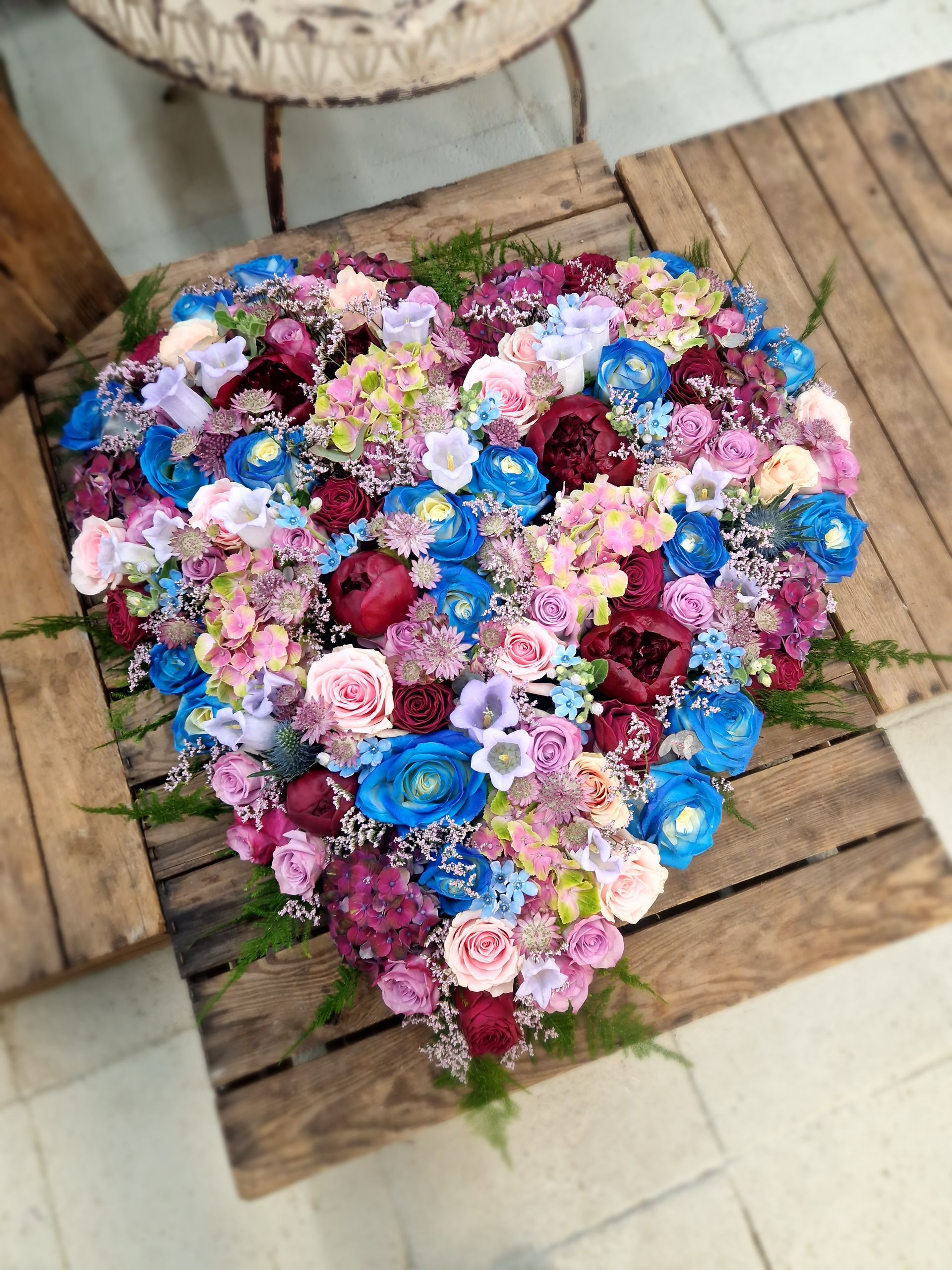 Blumenhof Eymold - Glasvasen mit weißen und pinken Rosen auf einem Tisch