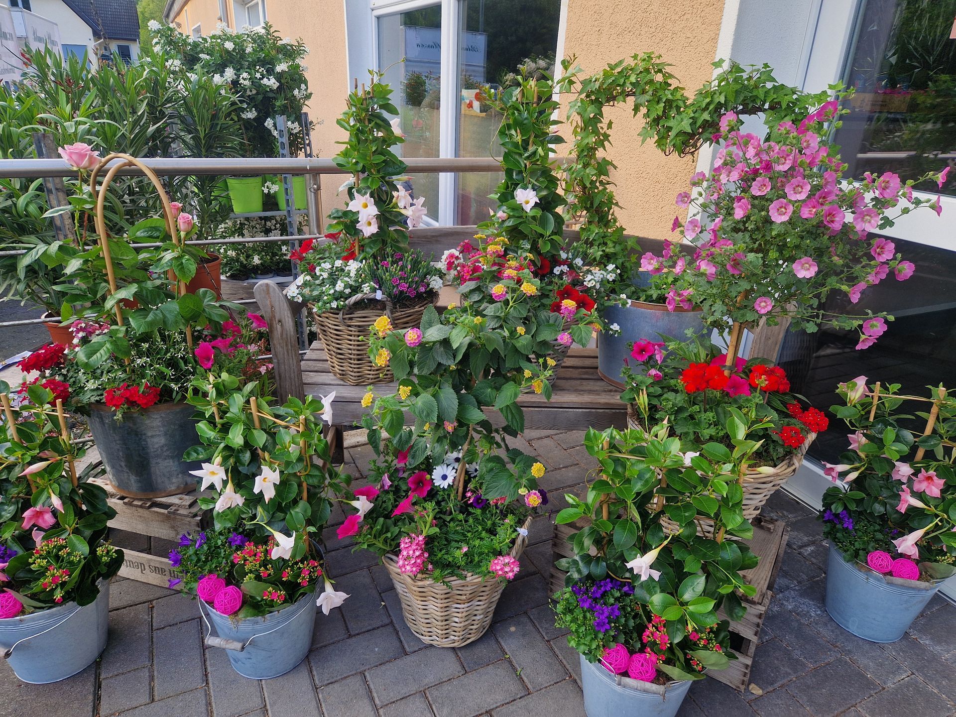 Ein Strauß Topfblumen steht auf einem Ziegelboden